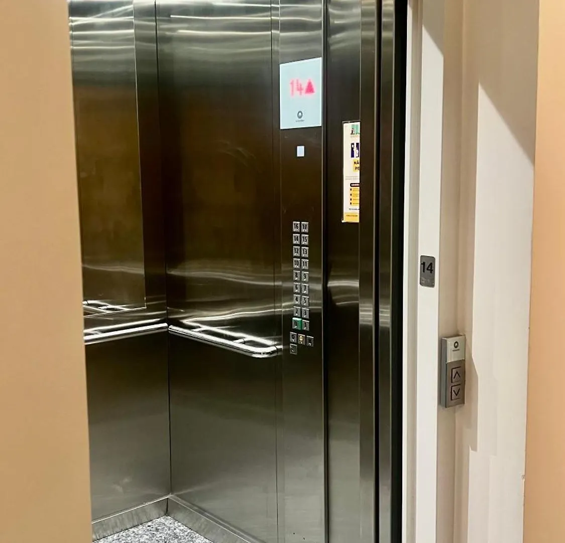 Autentico Apartamento Em Frente Ao Metro Bras ! São Paulo Brazylia